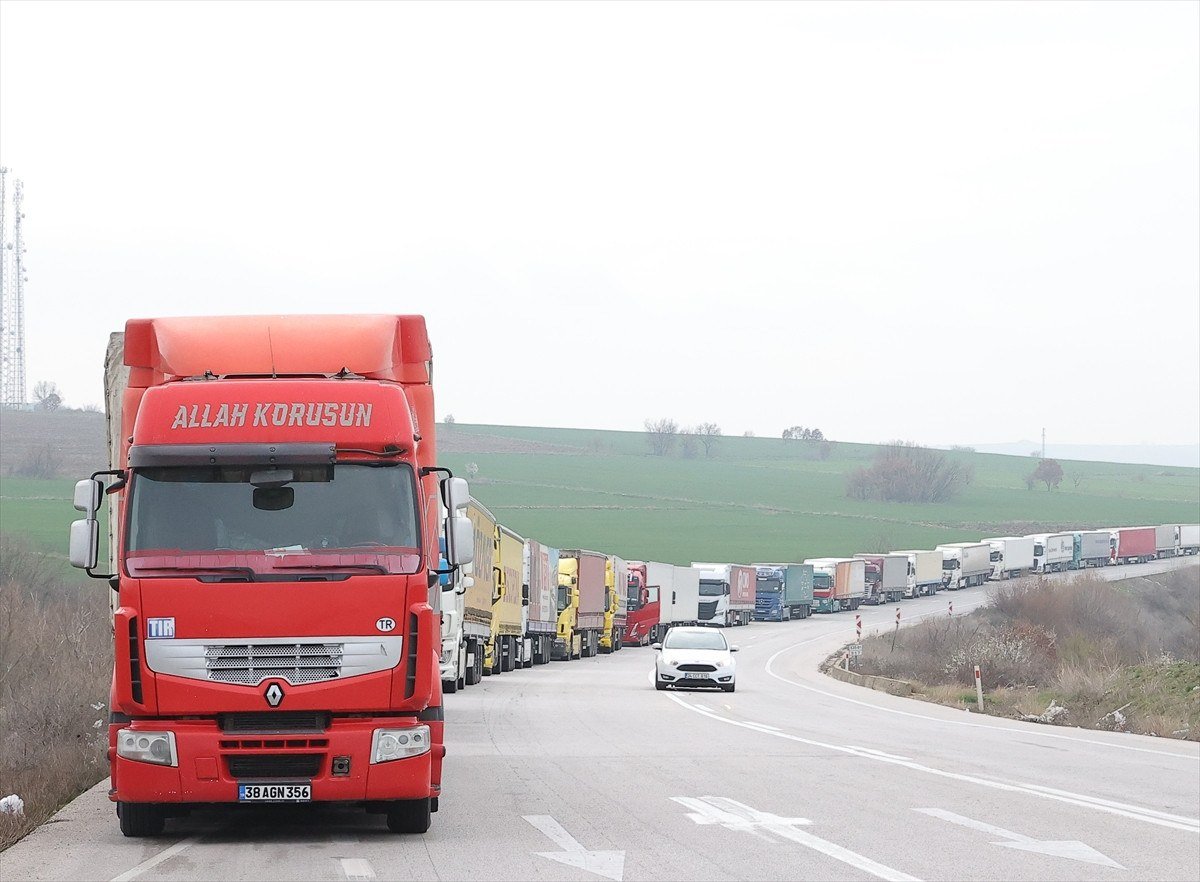 1710063087 203 Edirnede Hamzabeyli Sinir Kapisinda 17 kilometrelik tir kuyrugu olustu