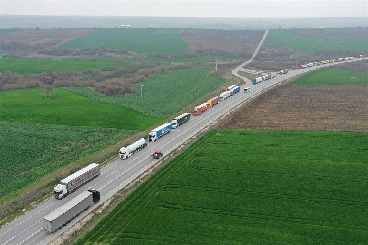 1710063087 815 Edirnede Hamzabeyli Sinir Kapisinda 17 kilometrelik tir kuyrugu olustu