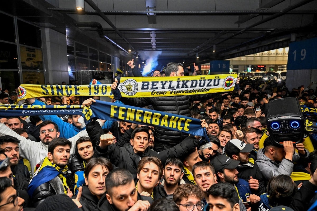 1710731044 187 Istanbula donen Fenerbahceyi binlerce taraftar karsiladi