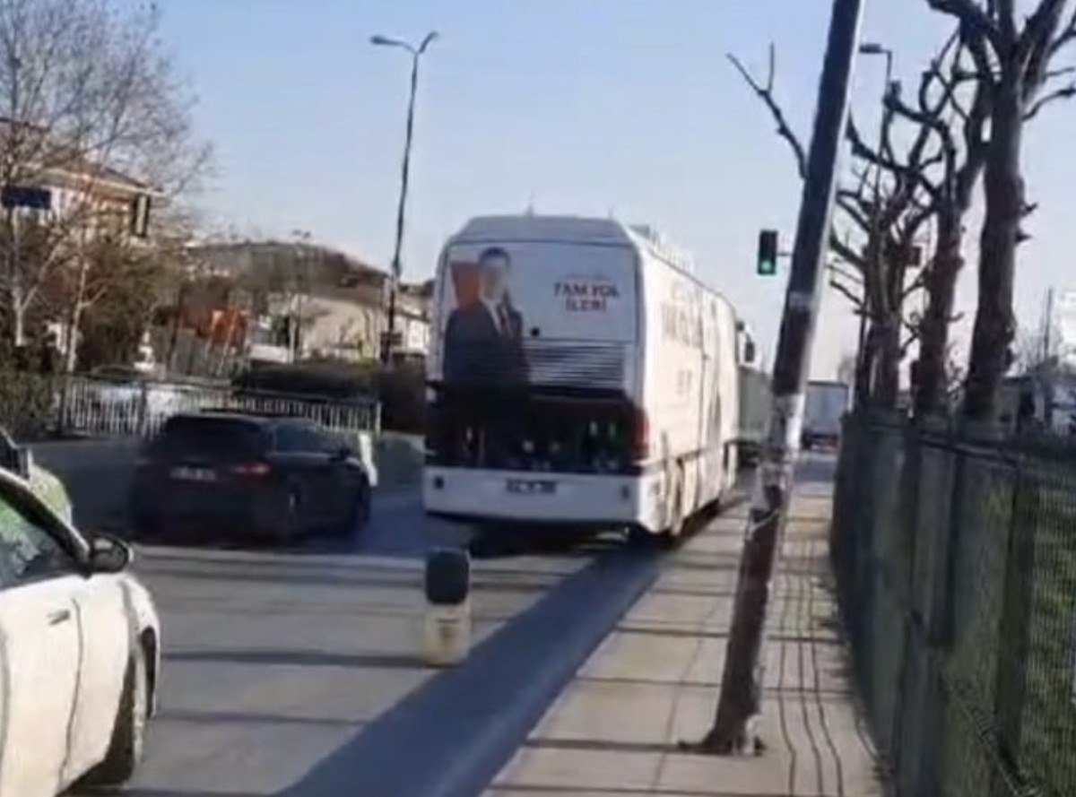 1711273982 213 Istanbulda bu kez de Ekrem Imamoglunun secim otobusu arizalandi