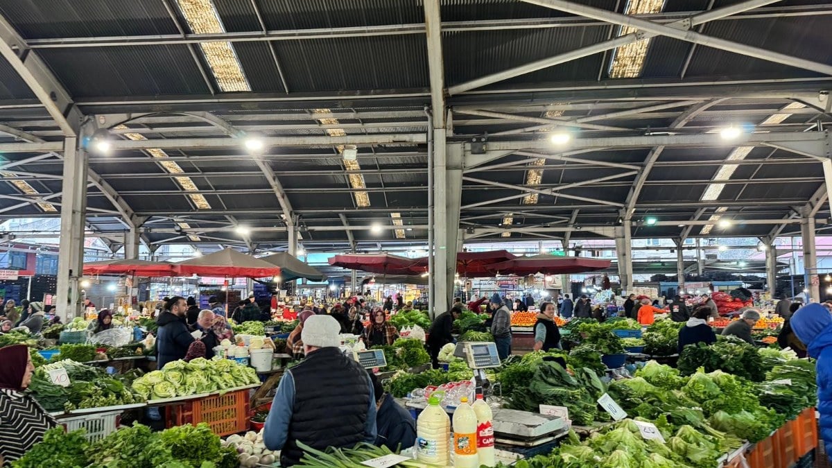 Zonguldak halk pazarinda bezelye 100 liradan satildi