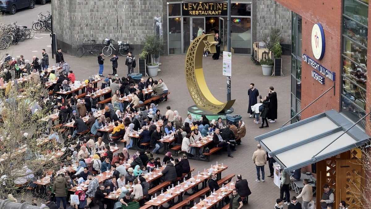 1712472513 334 Hollandada cami onunde 1500 kisilik sokak iftari duzenlendi