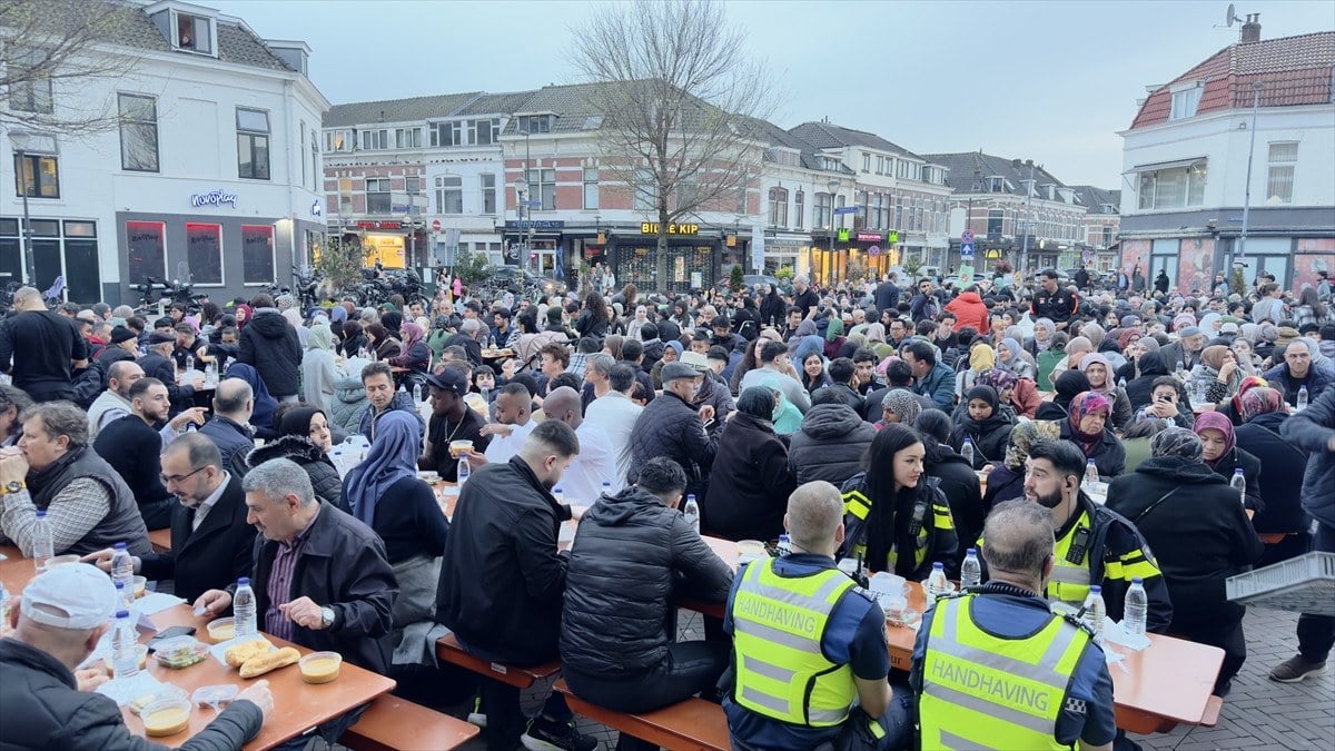 1712472513 850 Hollandada cami onunde 1500 kisilik sokak iftari duzenlendi