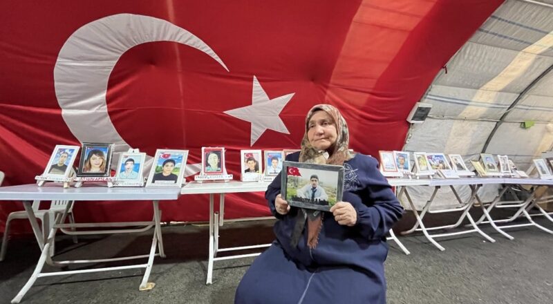 1712740056 Diyarbakirda evlat nobetindeki ailelerin 9uncu buruk bayrami