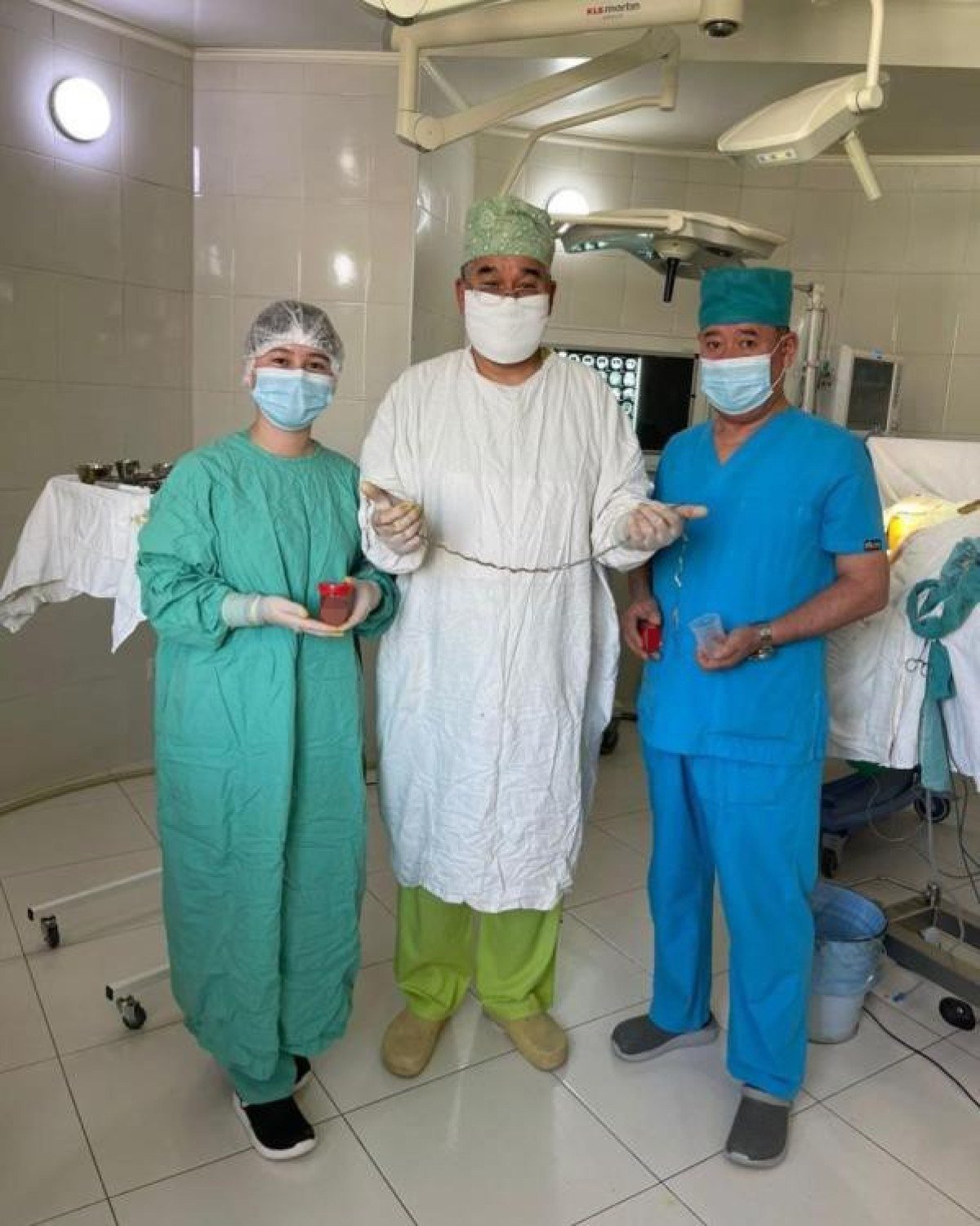 1712865803 224 Kirgizistanda kucuk kizin 8 yil boyunca beyninde buyuyen saci ameliyatla