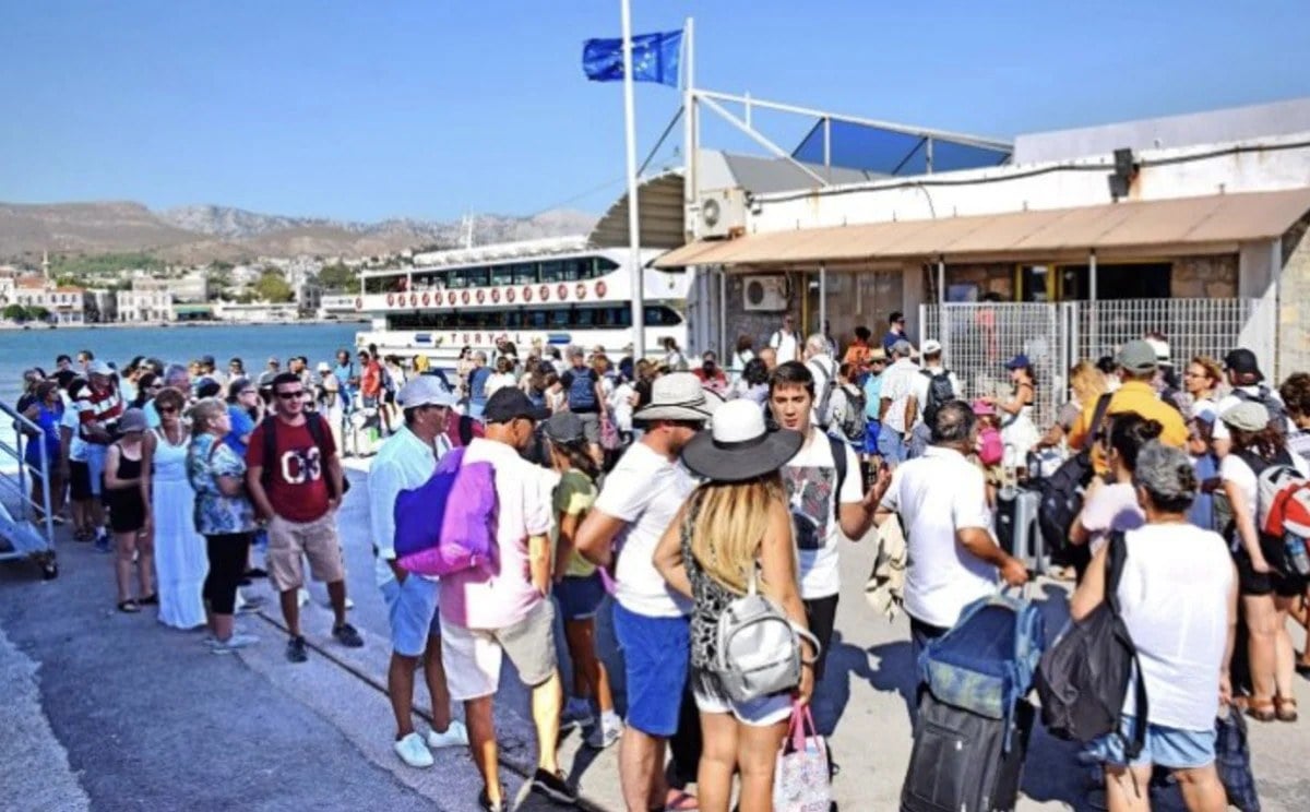 1712944327 25 Yunan adalarina Turk turist akini 20 bin kisi gitti