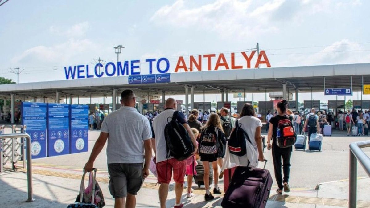 1713258480 466 Antalya Havalimaninda yolcu trafigi 3 milyonu asti