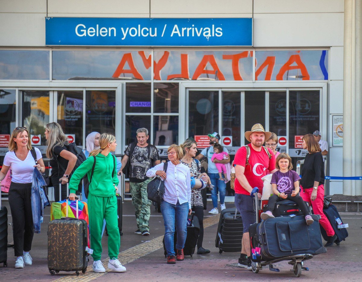 1713258480 742 Antalya Havalimaninda yolcu trafigi 3 milyonu asti