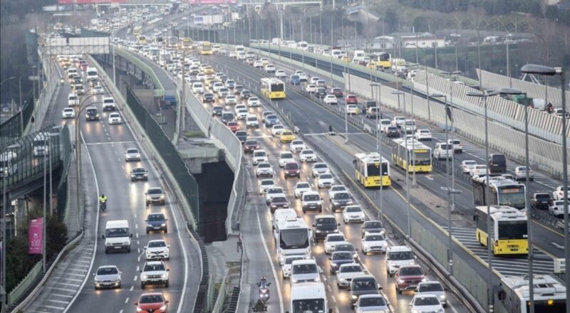 1713509435 Istanbulda saganak yagis trafigi vurdu Uzun arac kuyruklari olustu