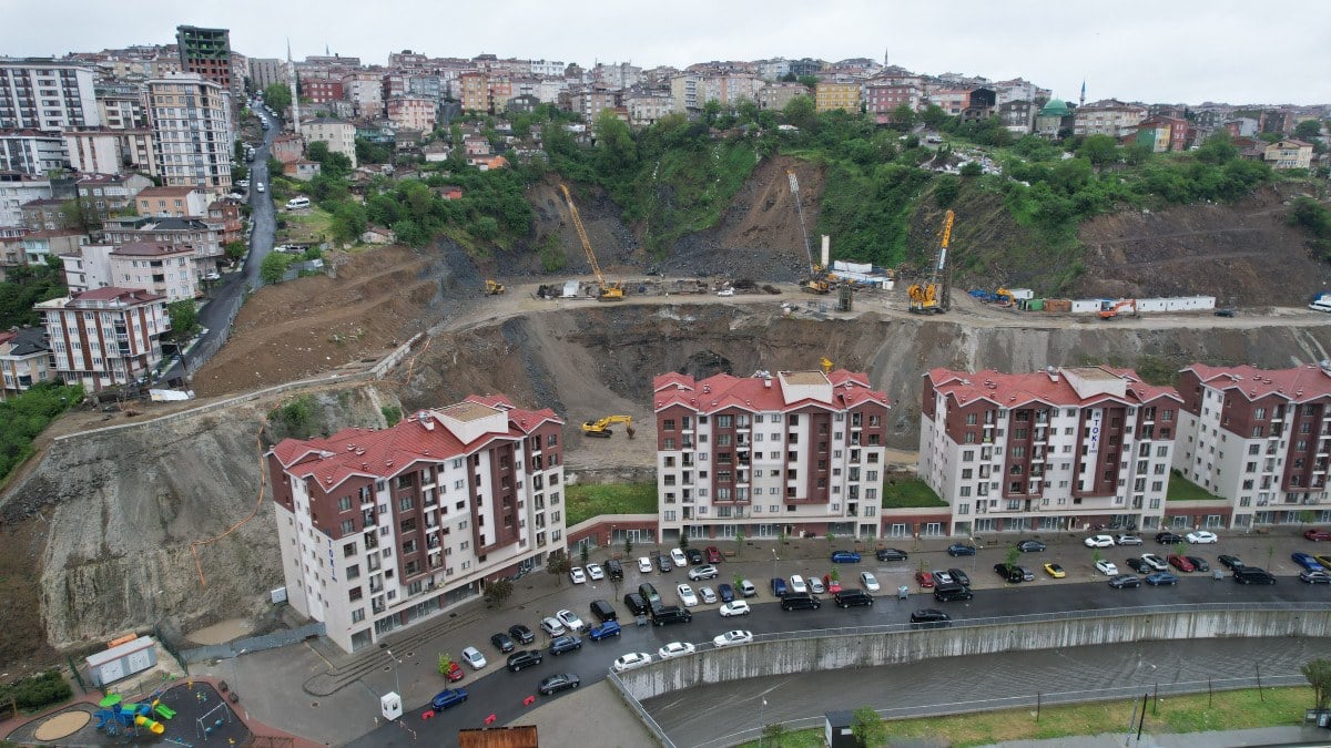 1713603432 197 Istanbuldaki toprak kaymasinin goruntuleri ortaya cikti