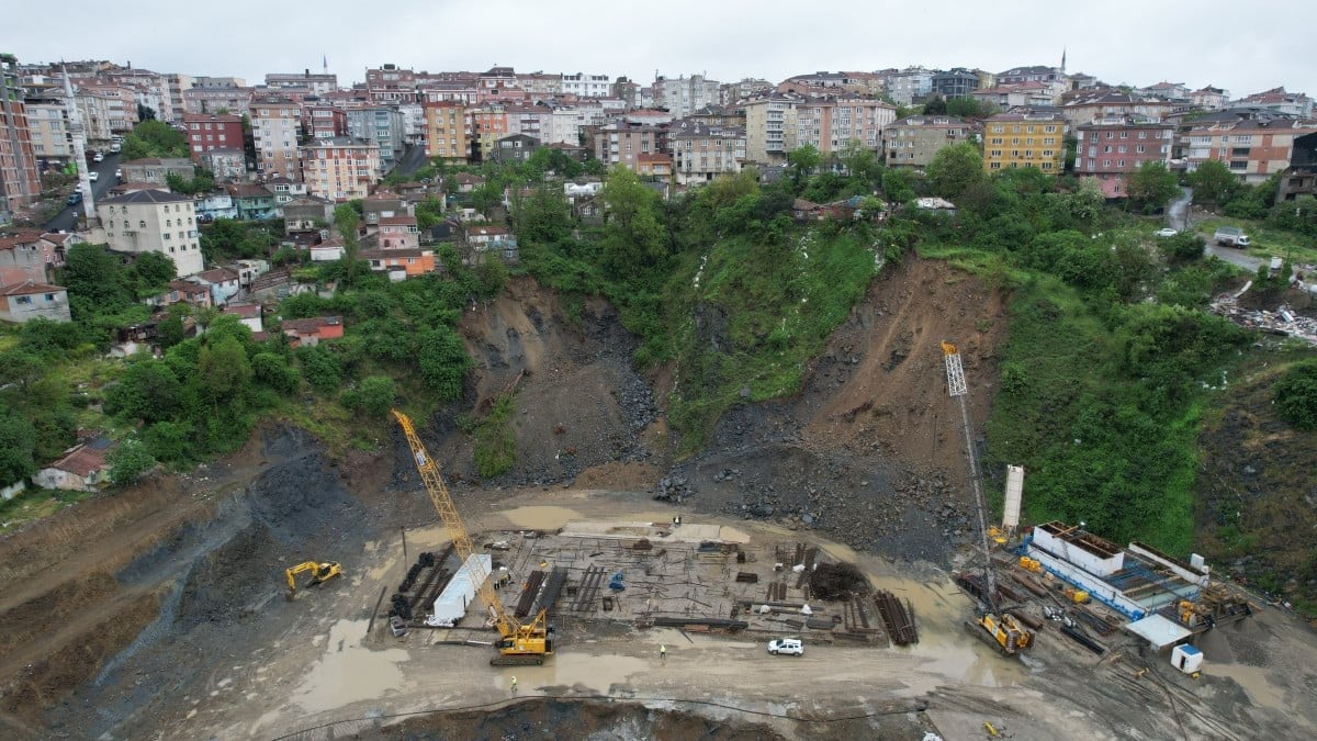 1713603432 499 Istanbuldaki toprak kaymasinin goruntuleri ortaya cikti