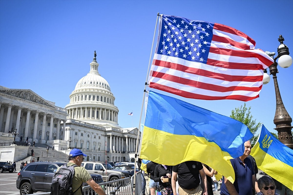1713682612 72 Ukrayna destekcileri ABDnin 61 milyar dolarlik yardim kararini sevincle karsiladi