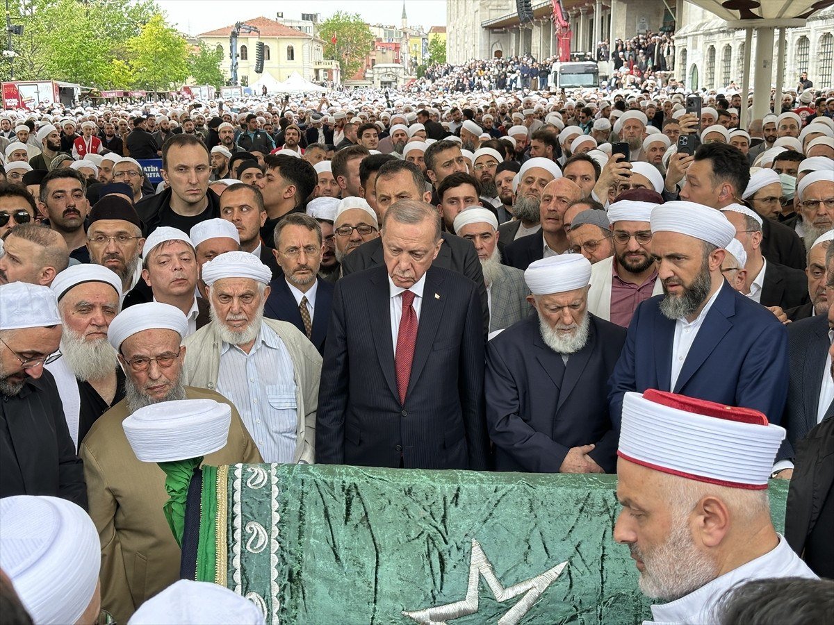 1713888533 338 Cumhurbaskani Erdogan Ismailaga Cemaati lideri Hasan Kilicin cenaze toreninde