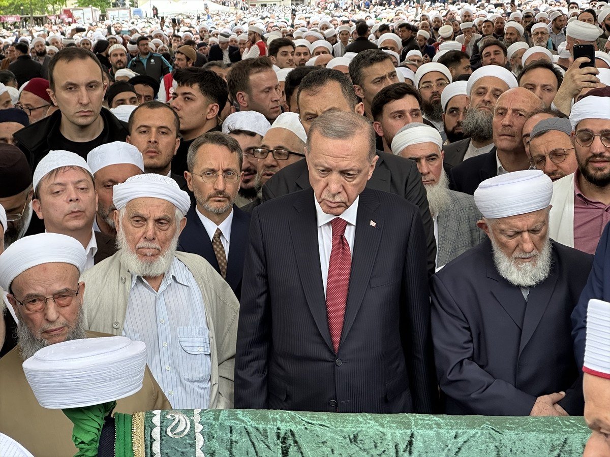 1713888566 807 Cumhurbaskani Erdogan Ismailaga Cemaati lideri Hasan Kilicin cenaze toreninde