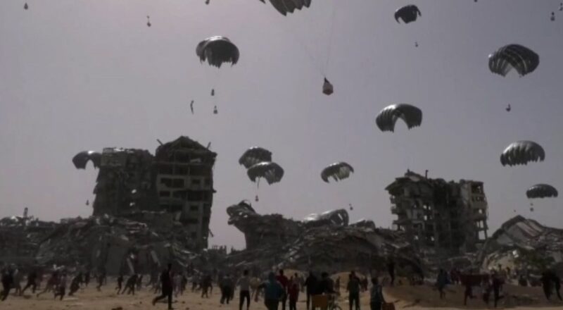1713952142 Gazzelilerin havadan yardima ulasma mucadelesi Birbirleriyle yaristilar