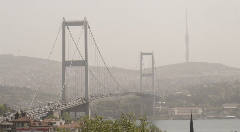 1714251839 Istanbulda col tozu nedeniyle goz gozu gormuyor