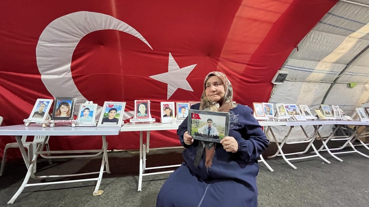 Diyarbakirda evlat nobetindeki ailelerin 9uncu buruk bayrami