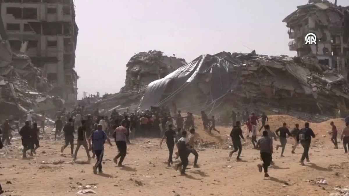 Gazzelilerin havadan yardima ulasma mucadelesi Birbirleriyle yaristilar