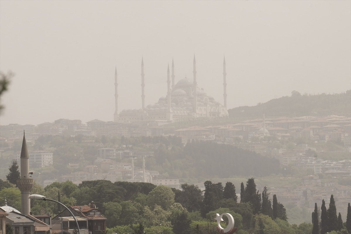 Istanbulda col tozu nedeniyle goz gozu gormuyor