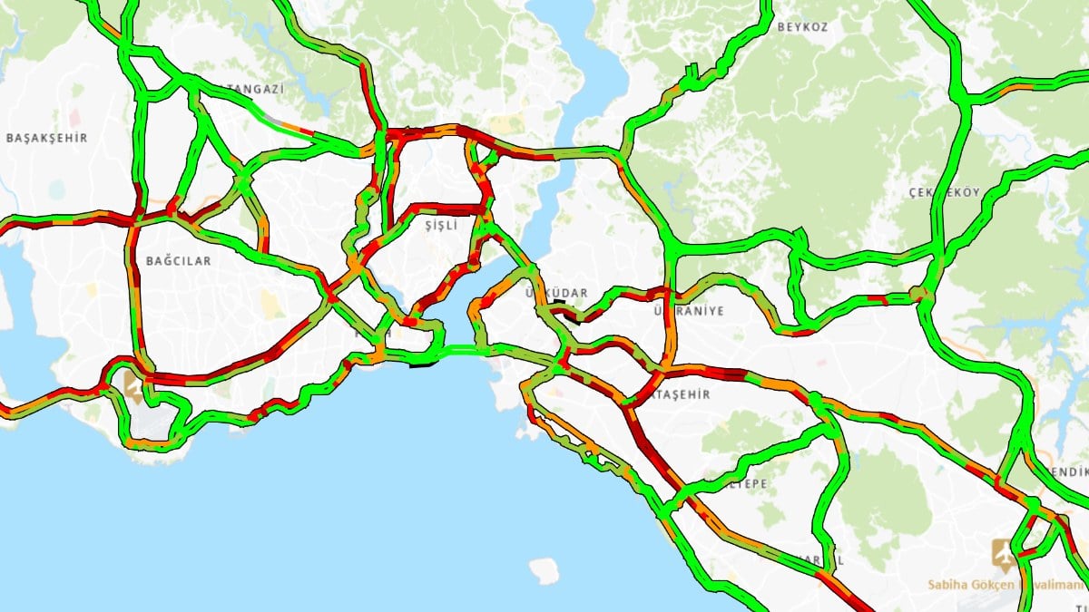 Istanbulda haftanin son is gunu trafik yogunlasti