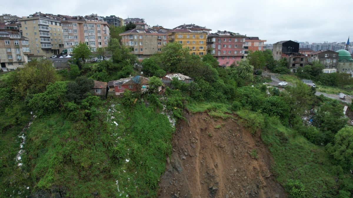 Istanbuldaki toprak kaymasinin goruntuleri ortaya cikti