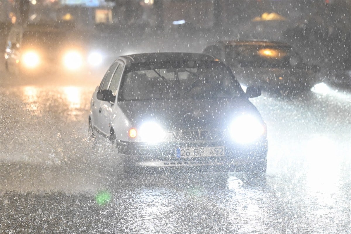 Ankarada saganak trafigi ve hayati felc etti